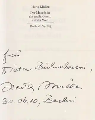 Müller, Herta: Der Mensch ist ein großer Fasan auf der Welt, Die Lidspalte zwischen Ost und West zeigt das AUgenweiß. Die Pupille ist nicht zu sehen. Ingeborg Bachmann. 