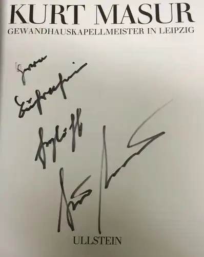 Schäfer, Ulla: Kurt Masur. Gewandhauskapellmeister in Leipzig, Die Gestaltung dieses Buches geht zurück auf die Studenten Annette Fritzsch u. Maren Simon als Teil ihrer Diplomarbeit...