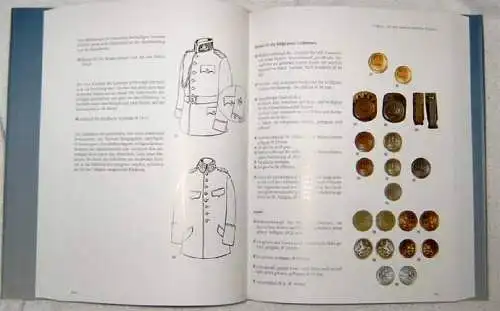 Hostert, Walter Dr: Lüdenscheider Knopfbuch - I. Teil: Band 2: Im Frieden wie im Krieg: Militärische Uniformknöpfe in Preußen - Deutschland seit Beginn des 18. Jahrhunderts. 