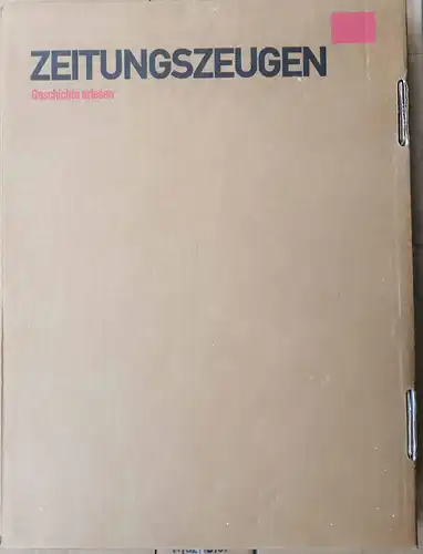 Zeitungszeugen.  (circa 60 Text-Hefte incl. 60 Faksimile-Zeitungen). -  Hier:vollständige Sammlung (Die Presse in der Zeit des Nationalsozialismus, 1933-1946) in 2 Karton-Boxen. mit Heften...