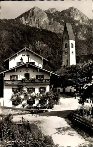 Ak Nußdorf am Inn im Kreis Rosenheim Oberbayern, Wohnhaus mit Kirche