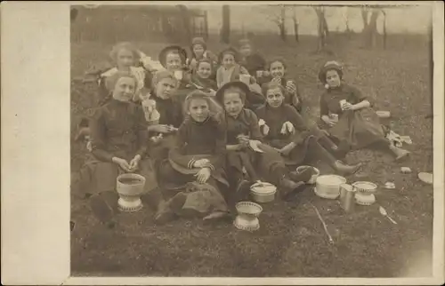 Foto Ak Mädchen auf einem Ausflug aufs Land, Gruppenfoto auf einer Wiese, Feldbesteck