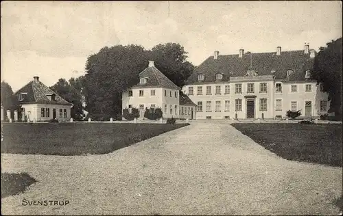 Ak Svenstrup Dänemark, Ansicht eines alten Hauses, Grünanlagen