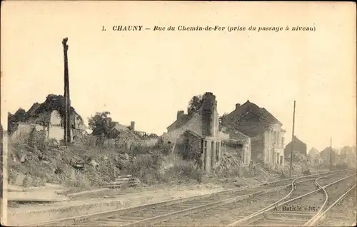 Ak Chauny Aisne, Rue du Chemin de Fer, prise du passage à niveau