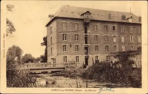 Ak Crecy sur Serre Aisne, Le Moulin, Blick auf die Mühle, Flusspartie, Brücke