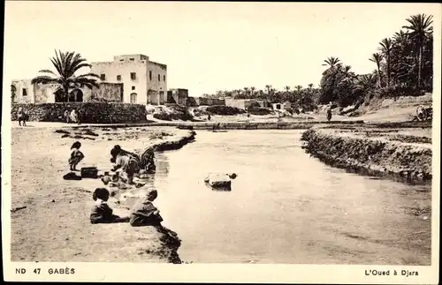 Ak Gabes Tunesien, L'Oued a Djara, Kinder sitzen am Fluss