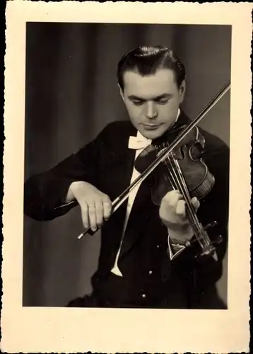 Foto Ak Musiker spielt auf einer Violine, Geigenspieler