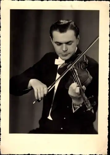 Foto Ak Musiker spielt auf einer Violine, Geigenspieler