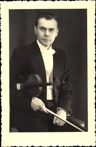 Foto Ak Musiker mit Violine, Geigenspieler, Sitzportrait