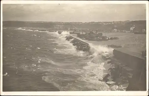 Foto Ak Algerien, Stürmische See im Hafen, Ortschaft