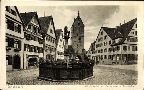 Ak Dinkelsbühl im Kreis Ansbach Mittelfranken,Altrathausplatz,Löwenbrunnen,Tor