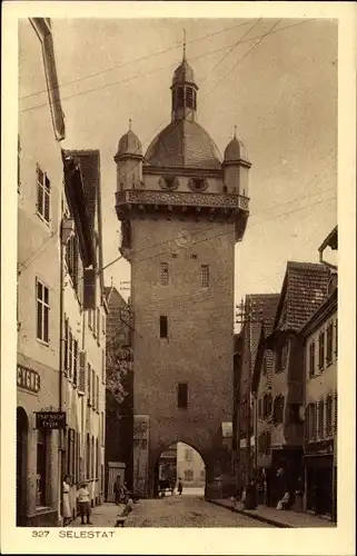 Ak Sélestat Schlettstadt Elsaß Bas, Straßenpartie mit Blick auf einen Turm, Tor