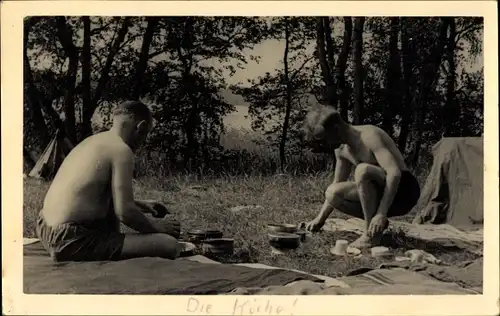 Foto Ak Männer vor ihrem Zelt, Camping, Feldgeschirr, Kochen im Freien