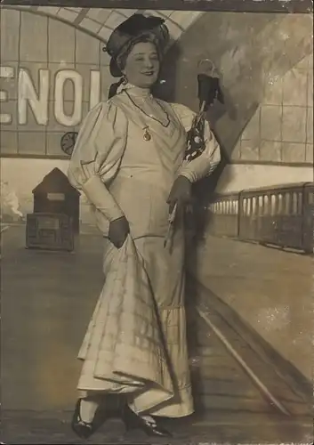 Foto Frau in langem, weißen Kleid, Damenhut, Schirm, Theaterbühne, Theaterkostüm