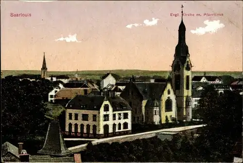 Ak Saarlouis im Saarland, Blick auf die Evang. Kirche mit Pfarrhaus