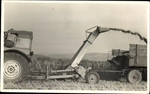 Foto Ak Neukirchen Erzgebirge, Traktor mit Mähdrescher Anbau, Feldarbeit