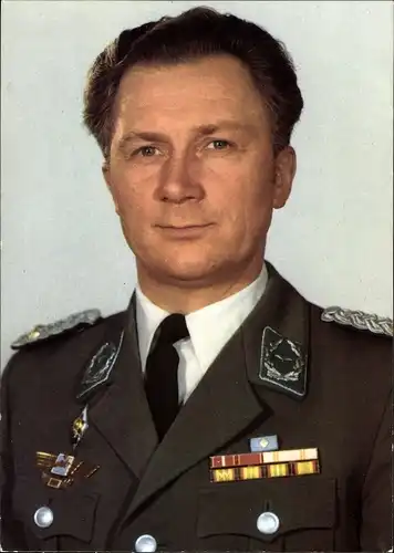 Ak Kosmonaut Siegmund Jähn, erster Fliegerkosmonaut der DDR, Portrait