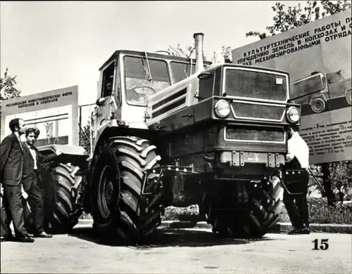 Foto Landwirte betrachten einen HTZ Traktor, Russisches Nutzfahrzeug