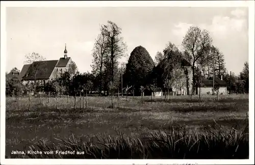 Ak Jahna Ostrau in Sachsen, Blick zur Kirche vom Friedhof aus gesehen