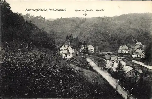 Ak Dahlerbrück Schalksmühle, Blick auf Hotel und Pension Hencke, Wald