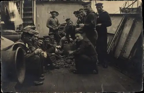 Foto Ak Deutsche Matrosen beim Kartoffelschälen an Bord eines Schiffes