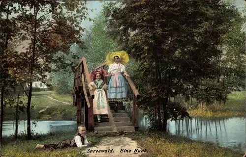 Ak Spreewald, Eine Bank, Frauen in Trachten auf einer Brücke, Junge im Gras