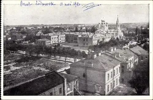 Ak Brest Litowsk Weißrussland, Teilansicht der Stadt, Wohnhäuser, Kirche