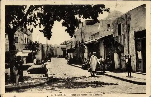 Ak Bizerte Tunesien, Place du Marché du Charbon, Passanten, Straßenpartie