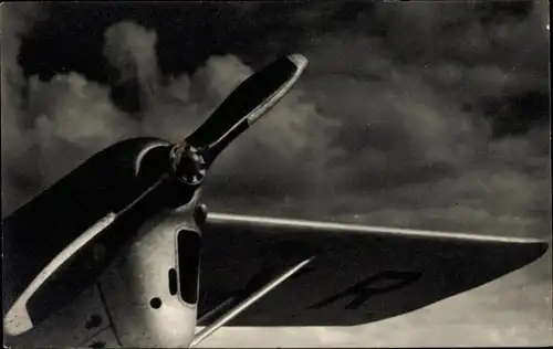 Foto Ak Propeller eines Flugzeuges, Himmel, Wolken