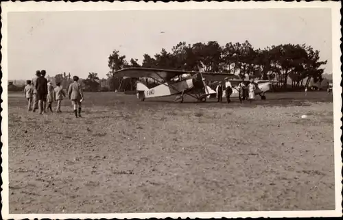 Foto Ak Aviation, Zwei Flugzeuge auf einem Landefeld, F-AMZI, Potez 58.0
