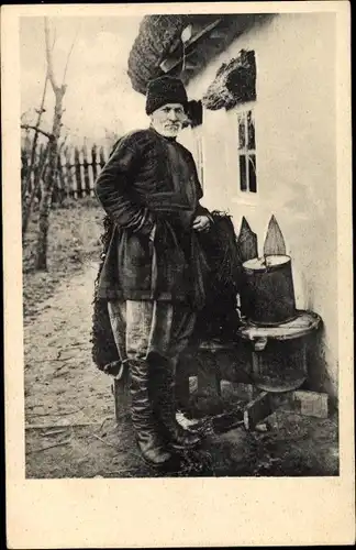 Ak Russland, Russischer Bauer vor einem Gartenzaun, Winterkleidung, Stiefel, Fellmütze