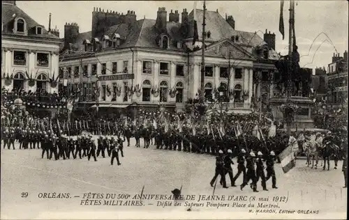 Ak Orléans Loiret, Fêtes de Jeanne d'Arc, Mai 1912, défilé des Sapeurs Pompiers, Place du Martroi