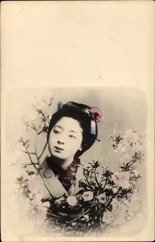 Ak Japan, Japanerin, Portrait hinter Blüten, Steckfrisur