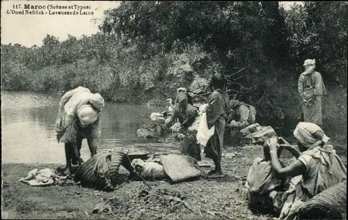 Ak Marokko, L'Oued Nefifick, Laveuses de Laine, Frauen am Flussufer waschen Wolle