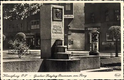 Ak Kluczbork Kreuzburg Oberschlesien, Gustav Freytag Brunnen am Ring