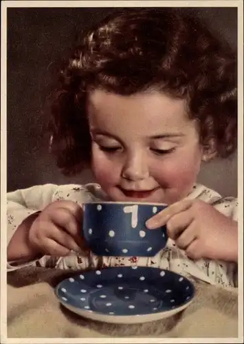 Ak Kleines Mädchen trinkt aus einer Teetasse, Braunes Haar