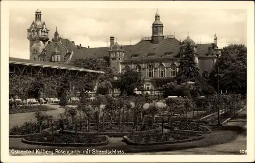 Ak Kołobrzeg Kolberg Pommern, Partie am Rosengarten, Blick auf Strandschloss