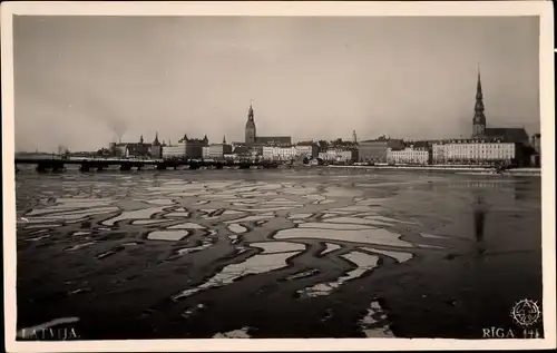 Ak Riga Lettland, Eisschollen auf der Düna, Stadt im Winter, Brücke, Kirchtürme