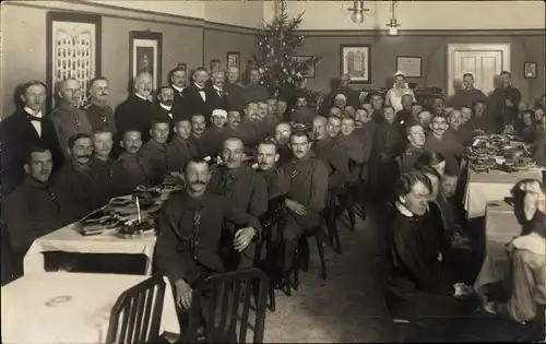 Foto Ak Burgstädt?, Soldaten bei einer Weihnachtsfeier, Weihnachtsbaum, Gabentische, Lazarett?
