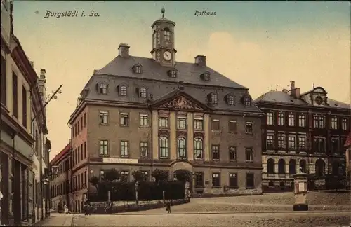 Ak Burgstädt in Sachsen, Blick über den Markt zum Rathaus, Litfaßsäule