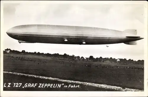 Ak LZ 127, Graf Zeppelin in Fahrt, Luftschiff über einem Landefeld