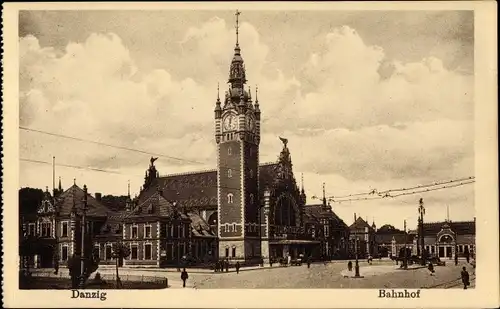 Ak Gdańsk Danzig, Bahnhof, Straßenseite, Dworzec
