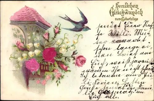 Präge Material Ak Glückwunsch Geburtstag, Schwalbe, Balkon mit Blumen, Maiglöckchen, Rosen
