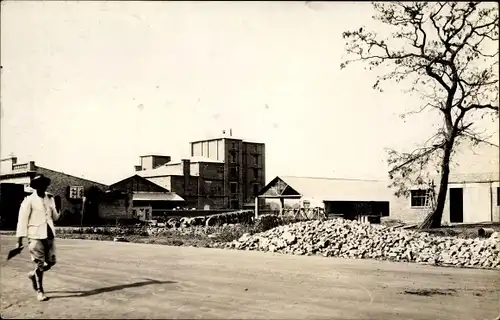 Foto Ak Sakania Republik Kongo Französisch Kongo, Wegparte, Blick auf eine Siedlung