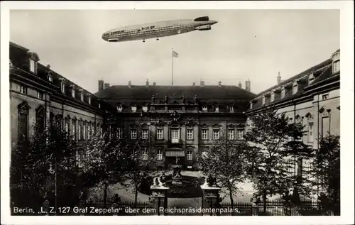 Ak Berlin Mitte, Luftschiff LZ 127 Graf Zeppelin über dem Reichspräsidentenpalais
