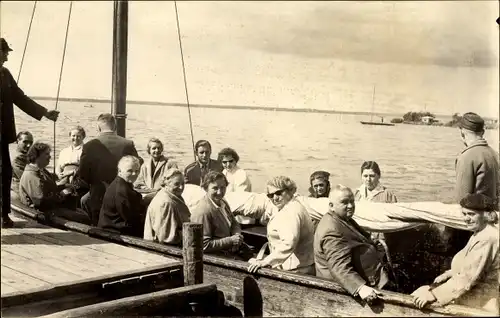 Foto Ak Wunstorf in Niedersachsen, Menschen in einem Boot am Steg, Steinhuder Meer