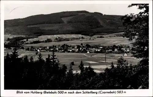 Ak Bieleboh im Kreis Bautzen, Blick vom Huhberg zum Ort und nach dem Schleifberg
