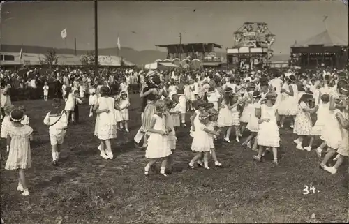 Foto Ak Eschwege im Werra Meißner Kreis, Tanz auf dem Volksfest, Riesenrad, Jahrmarkt, Mädchen