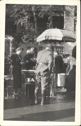 Foto Ak Schweizer Soldat in Uniform an einem Verkaufsstand, Straßenszene