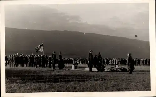 Foto Ak Schweizer Soldaten der 1. Division bei einer Kriegerehrung, Soldatengrab, Denkmal, Uniformen